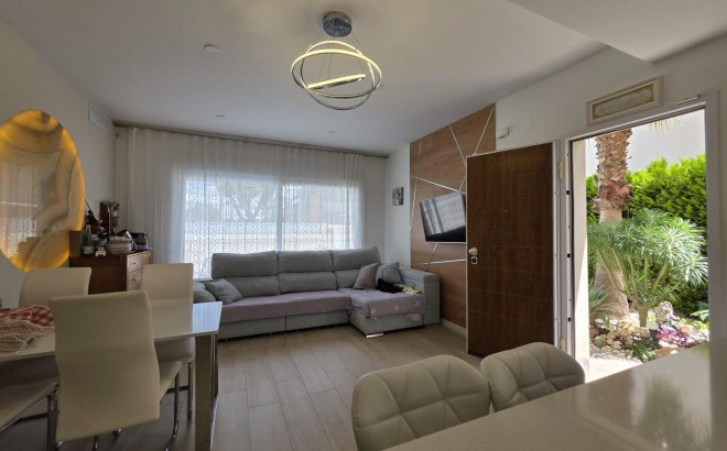 Resale - Villa -
Pilar de la Horadada - Zona Pueblo