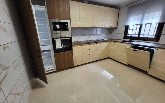 Resale - Town House -
San Miguel de Salinas - Ciudad De Las Comunicaciones