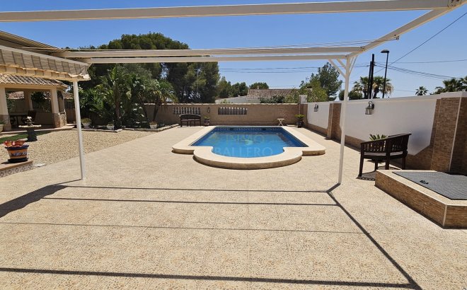 Resale - Villa -
Pinar de Campoverde - Inland