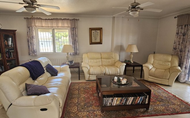 Resale - Villa -
Pinar de Campoverde - Inland