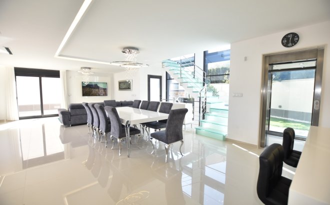 Resale - Villa -
San Miguel de Salinas - Inland