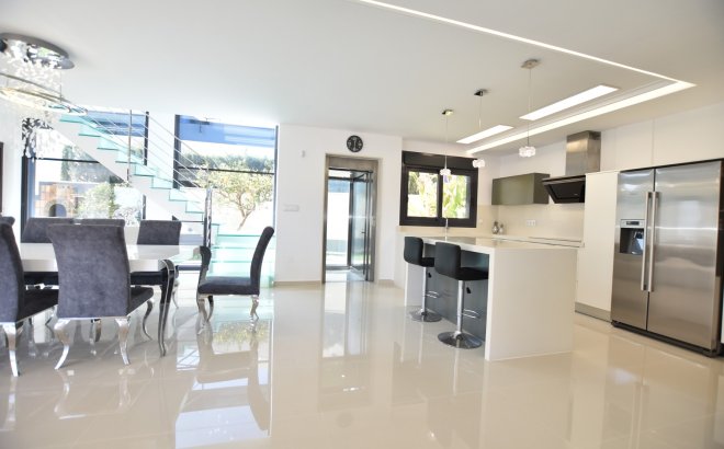 Resale - Villa -
San Miguel de Salinas - Inland