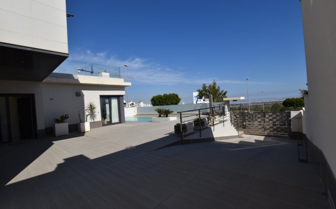 Resale - Villa -
San Miguel de Salinas - Inland