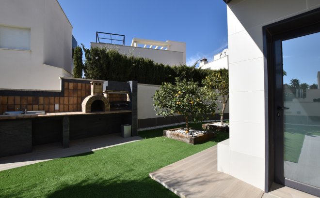 Resale - Villa -
San Miguel de Salinas - Inland