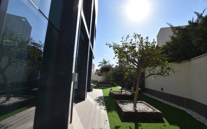 Resale - Villa -
San Miguel de Salinas - Inland