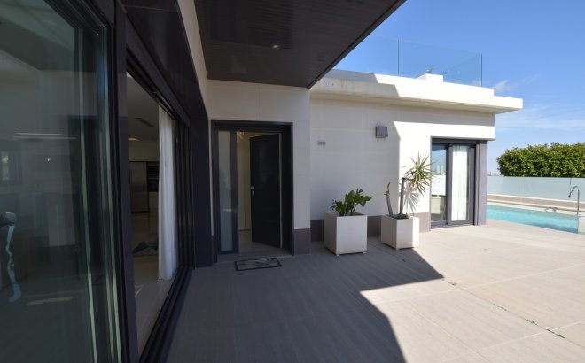 Resale - Villa -
San Miguel de Salinas - Inland
