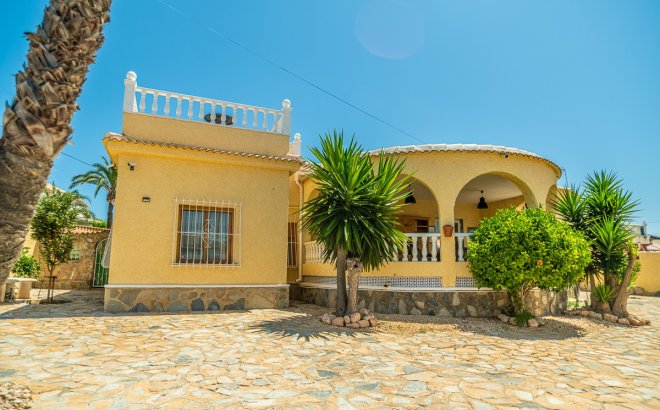 Resale - Villa -
Torrevieja - Costa Blanca
