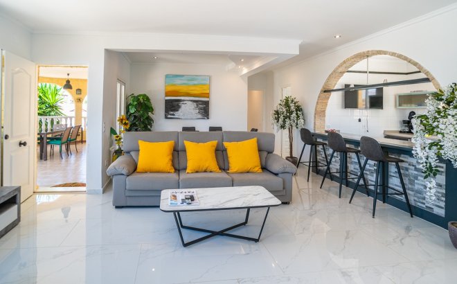 Resale - Villa -
Torrevieja - Costa Blanca