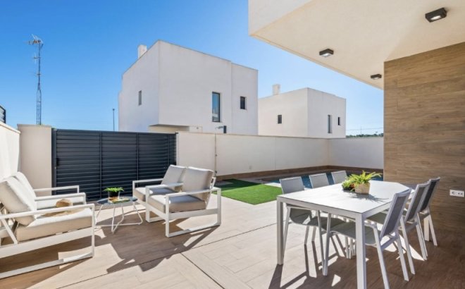 Herverkoop - Villa -
San Miguel de Salinas - Inland