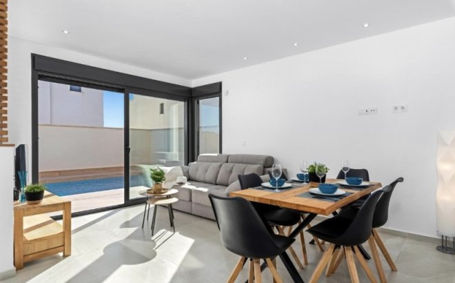 Herverkoop - Villa -
San Miguel de Salinas - Inland