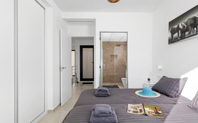 Herverkoop - Villa -
San Miguel de Salinas - Inland