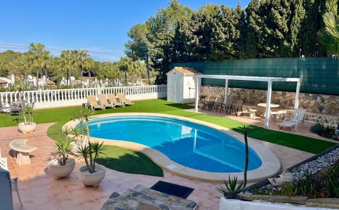 Resale - Villa -
Villamartin - Costa Blanca