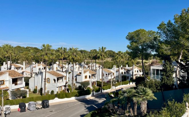 Resale - Villa -
Villamartin - Costa Blanca