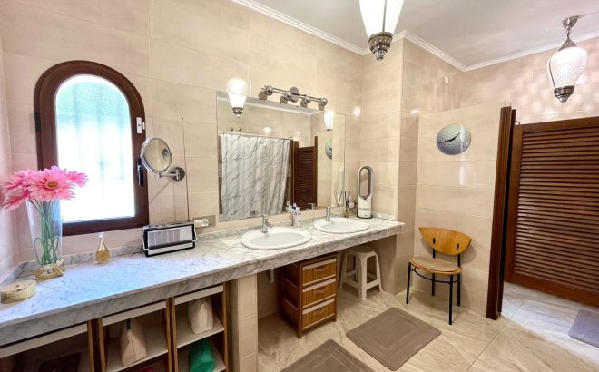 Resale - Villa -
Villamartin - Costa Blanca