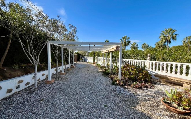 Resale - Villa -
Villamartin - Costa Blanca