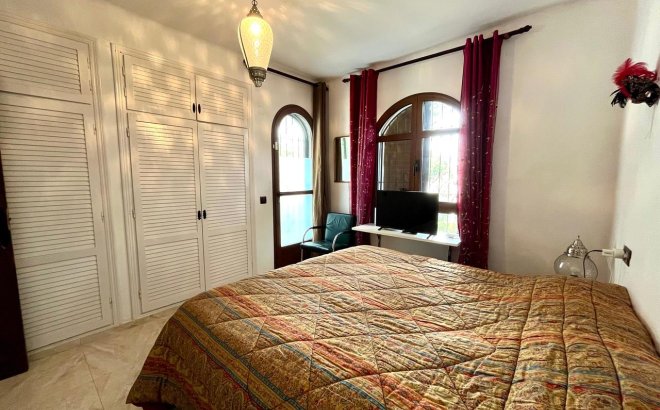 Resale - Villa -
Villamartin - Costa Blanca