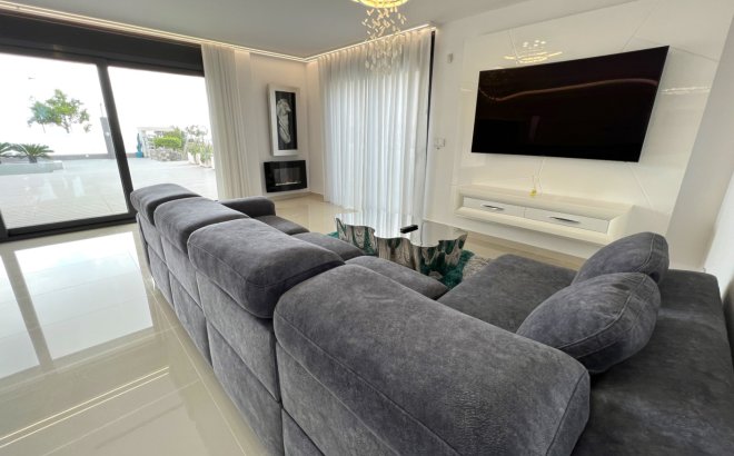 Herverkoop - Villa -
San Miguel de Salinas - Inland