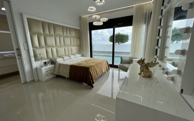 Herverkoop - Villa -
San Miguel de Salinas - Inland