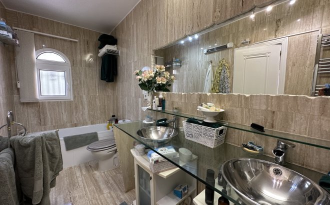 Resale - Villa -
Las Ramblas Golf - Inland