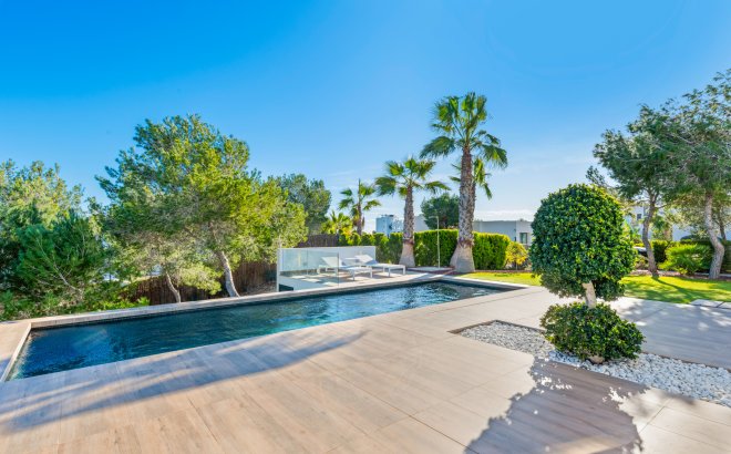 Resale - Villa -
Dehesa de Campoamor - Costa Blanca