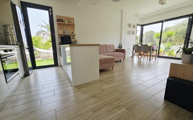 Resale - Villa -
Orihuela Costa - La Regia