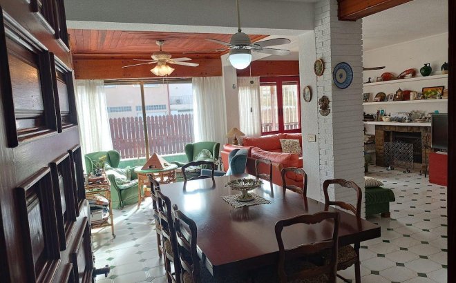 Resale - Villa -
Orihuela Costa - Campoamor