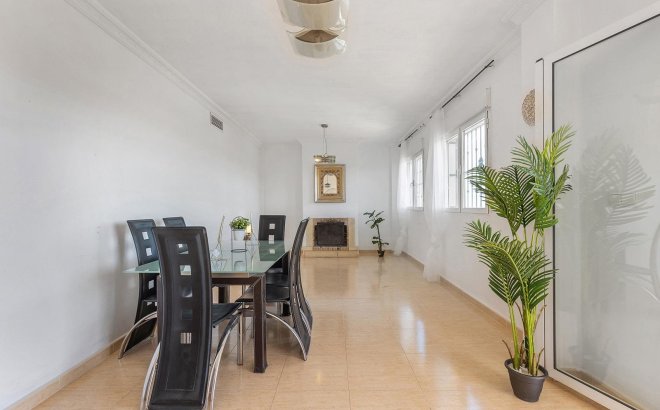 Resale - Villa -
Rojales - Campo De Golf La Marquesa