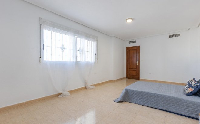 Resale - Villa -
Rojales - Campo De Golf La Marquesa