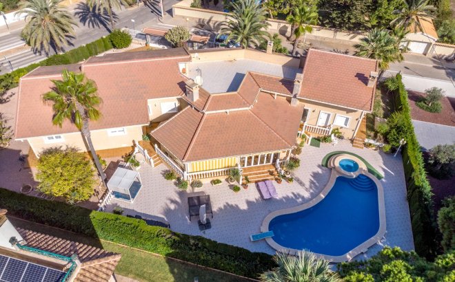Resale - Villa -
Cabo Roig - Muy Cerca De La Playa