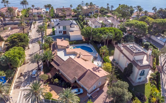 Resale - Villa -
Cabo Roig - Muy Cerca De La Playa