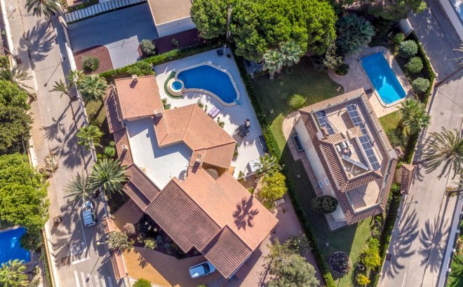 Resale - Villa -
Cabo Roig - Muy Cerca De La Playa