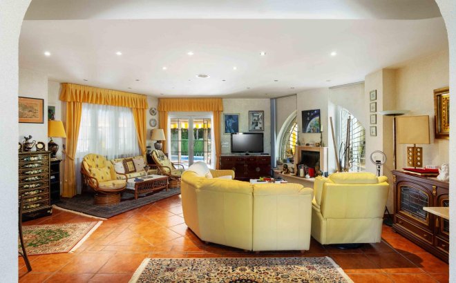 Resale - Villa -
Cabo Roig - Muy Cerca De La Playa