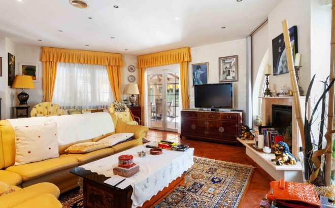 Resale - Villa -
Cabo Roig - Muy Cerca De La Playa