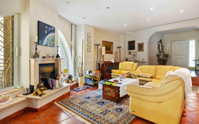 Resale - Villa -
Cabo Roig - Muy Cerca De La Playa