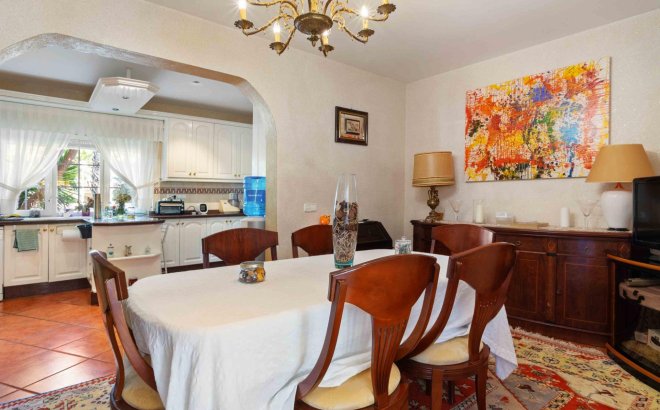 Resale - Villa -
Cabo Roig - Muy Cerca De La Playa