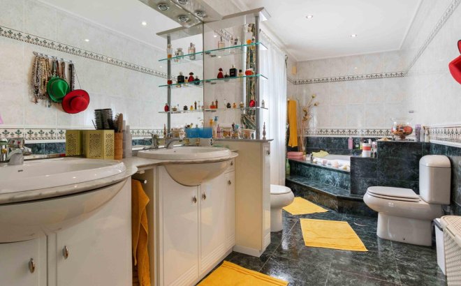 Resale - Villa -
Cabo Roig - Muy Cerca De La Playa