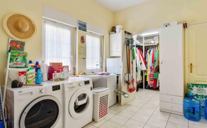 Resale - Villa -
Cabo Roig - Muy Cerca De La Playa