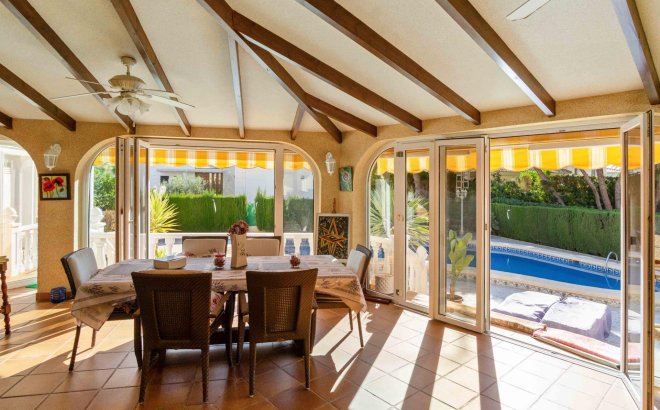 Resale - Villa -
Cabo Roig - Muy Cerca De La Playa