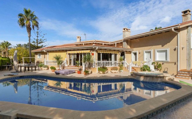 Resale - Villa -
Cabo Roig - Muy Cerca De La Playa