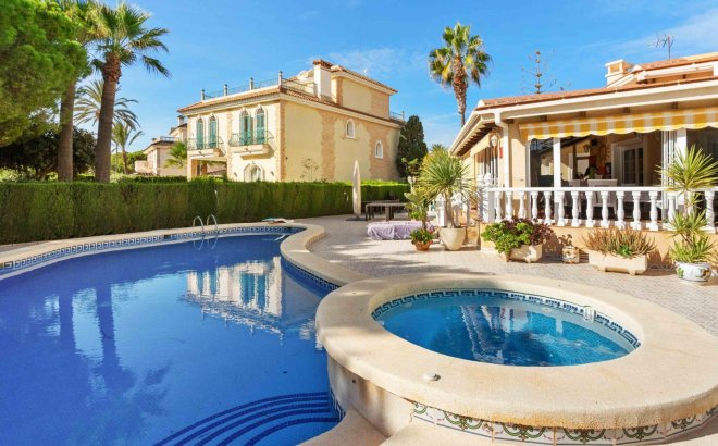 Resale - Villa -
Cabo Roig - Muy Cerca De La Playa
