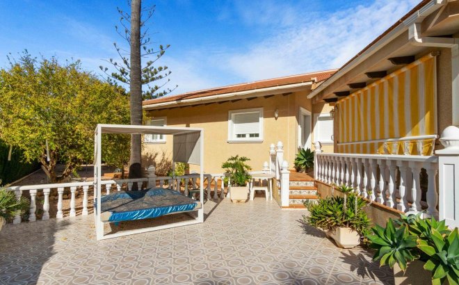 Resale - Villa -
Cabo Roig - Muy Cerca De La Playa