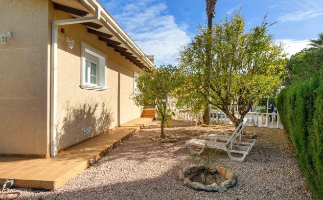 Resale - Villa -
Cabo Roig - Muy Cerca De La Playa