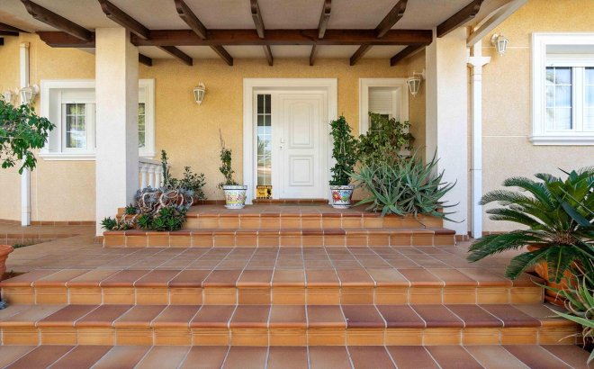 Resale - Villa -
Cabo Roig - Muy Cerca De La Playa