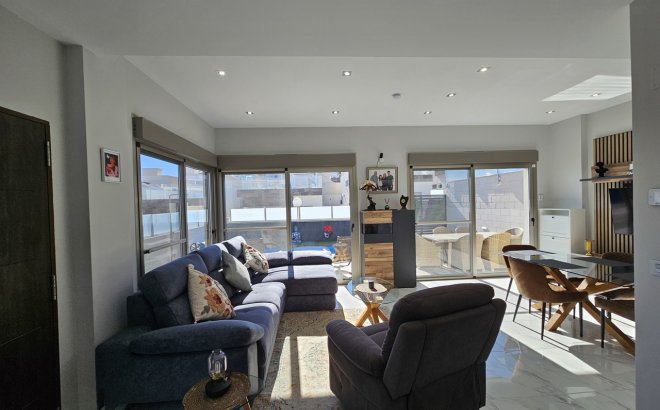 Resale - Villa -
Villamartin - Costa Blanca