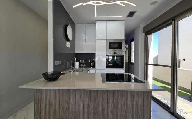 Resale - Villa -
Villamartin - Costa Blanca