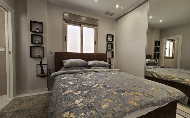 Resale - Villa -
Villamartin - Costa Blanca