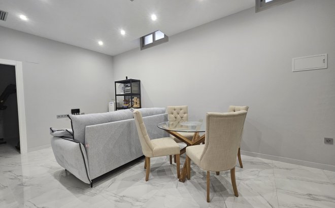 Resale - Villa -
Villamartin - Costa Blanca