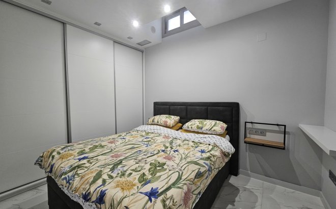 Resale - Villa -
Villamartin - Costa Blanca