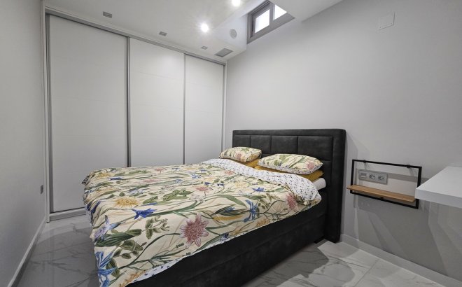 Resale - Villa -
Villamartin - Costa Blanca