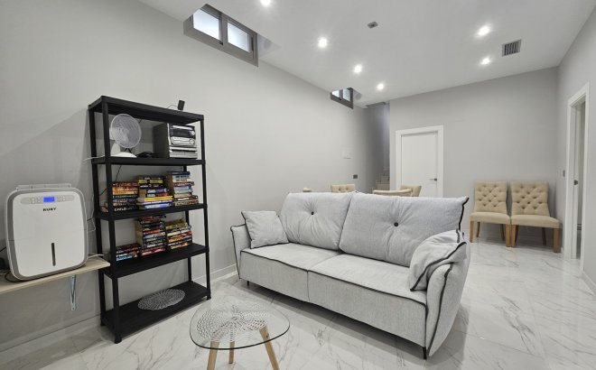 Resale - Villa -
Villamartin - Costa Blanca